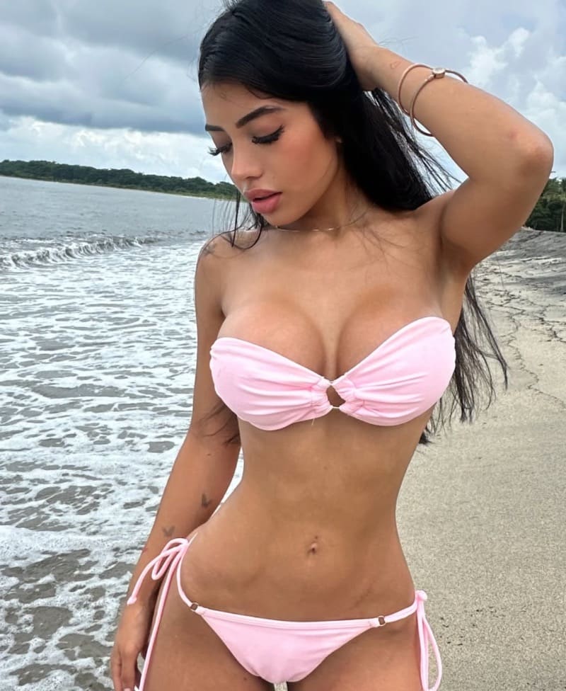 Julieta in pink bikini