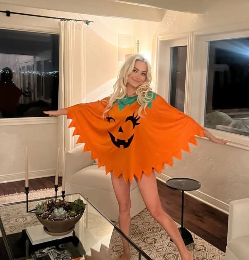 Babe in short pumpkin outfit