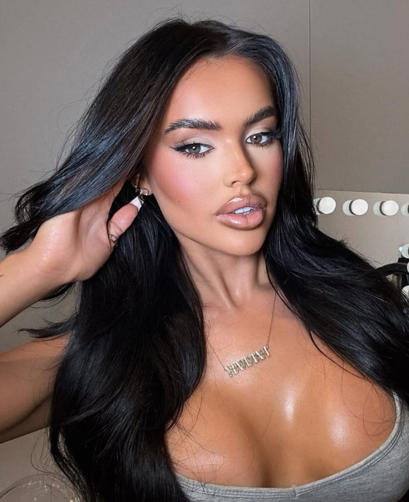 Babe in outfit with big tits