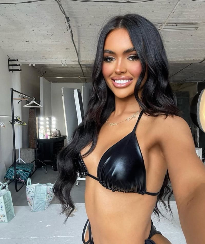 Hannah in sexy black bikini