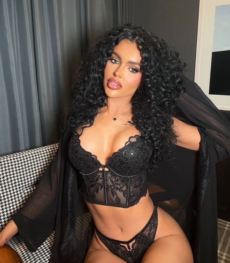 Babe in black lingerie