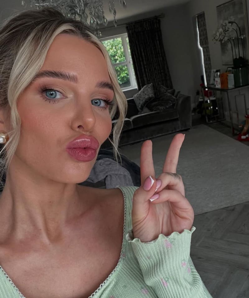 Helen showing peace sign