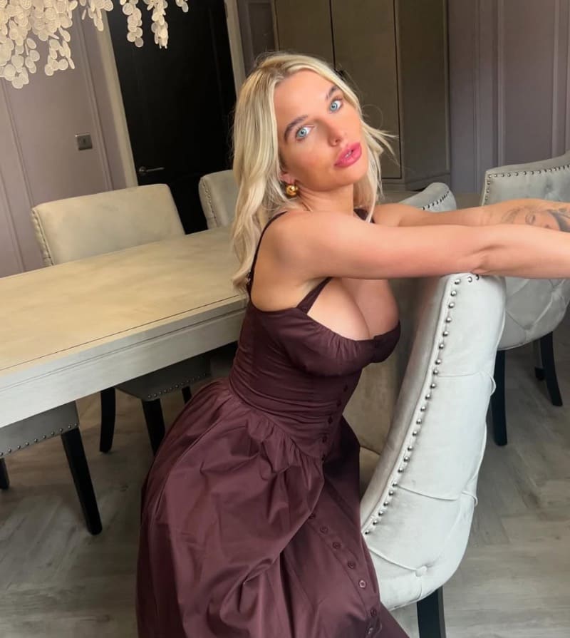 Babe with nice tits in brown dress
