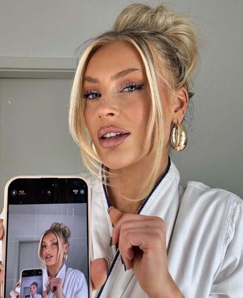 Babe taking selfie