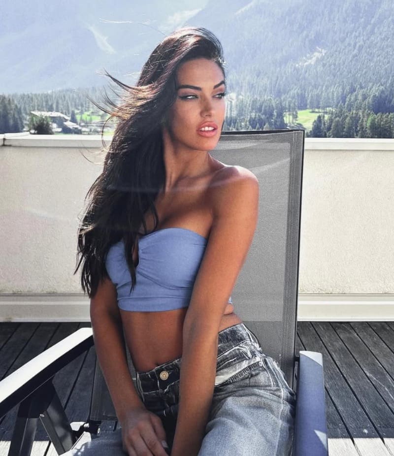 Babe in sexy blue top