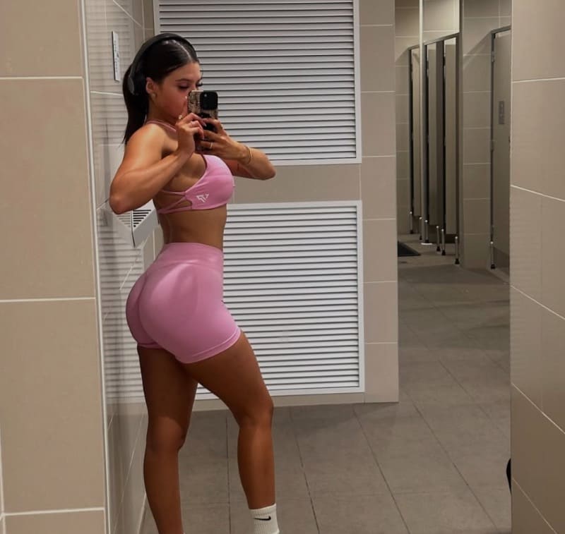 Babe in sport outfit