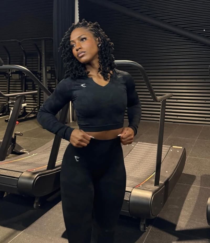 Babe in gym in gym clothes
