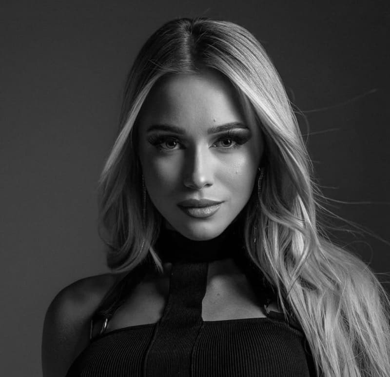 Eszter in sexy black and white picture