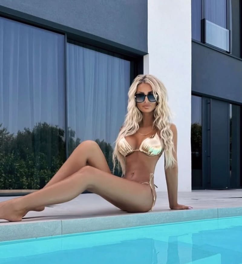 Babe in sexy golden bikni