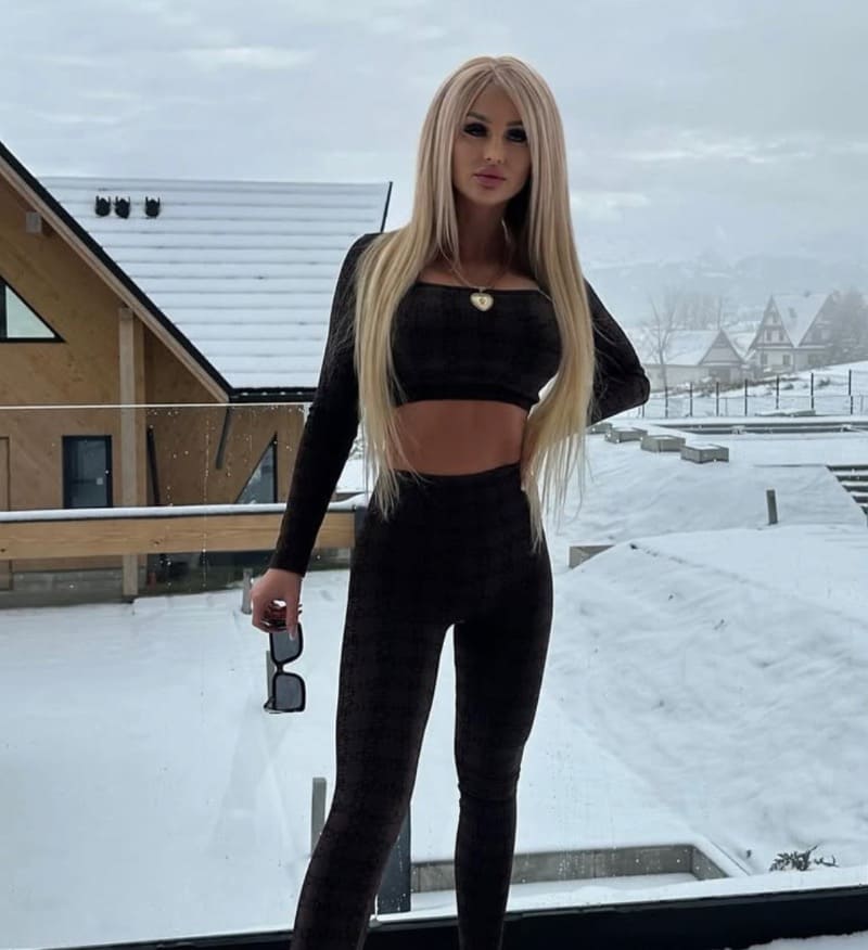 Babe in sport clothes on roof