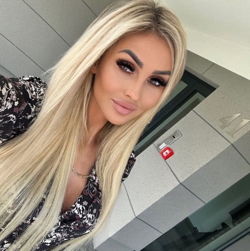 Blonde babe takes selfie