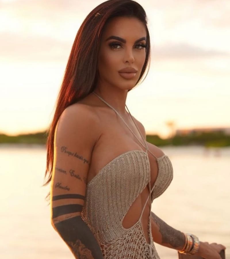 Babe in beige dress with nice tits