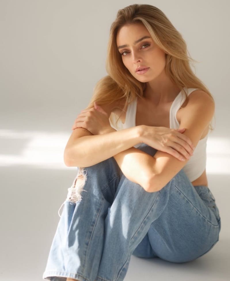 Laura on floor in sexy jeans