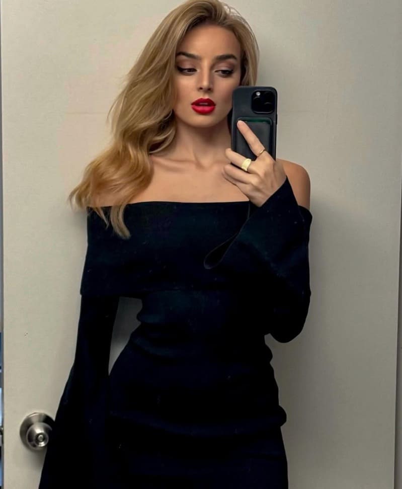 Laura in sexy black dress