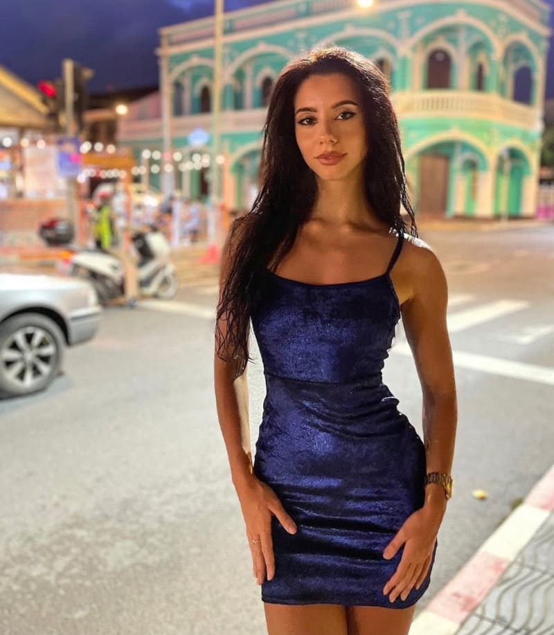 Babe in tight blue dress