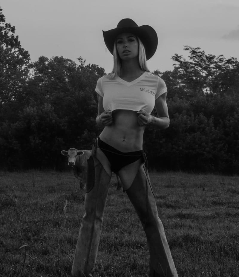 Babe in cowgirl outfit