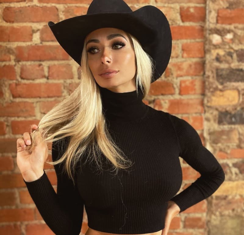 Hannah in sexy cowgirl outfit