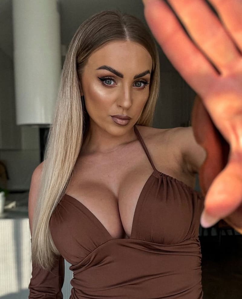 Anna in brown dress