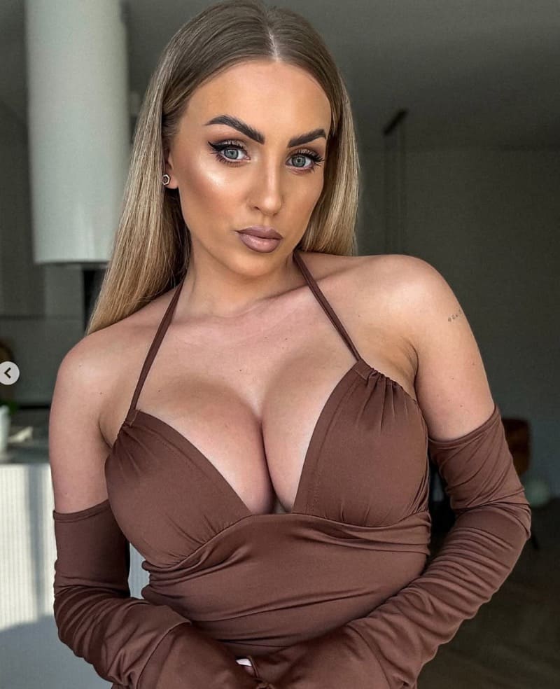 Babe with big tits