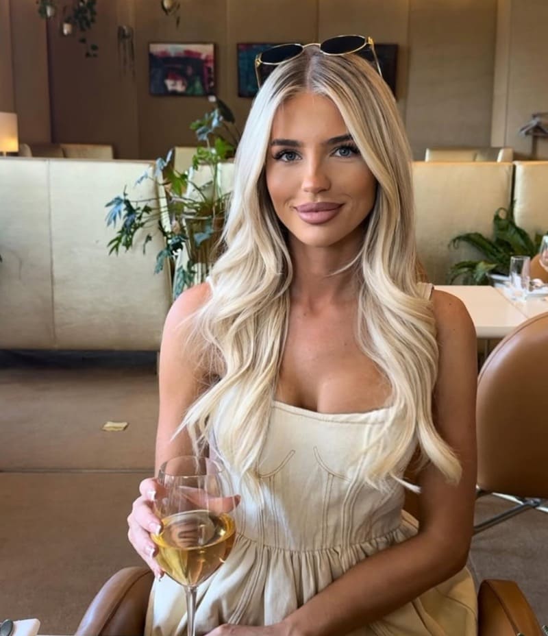Babe in cafe in tight dress