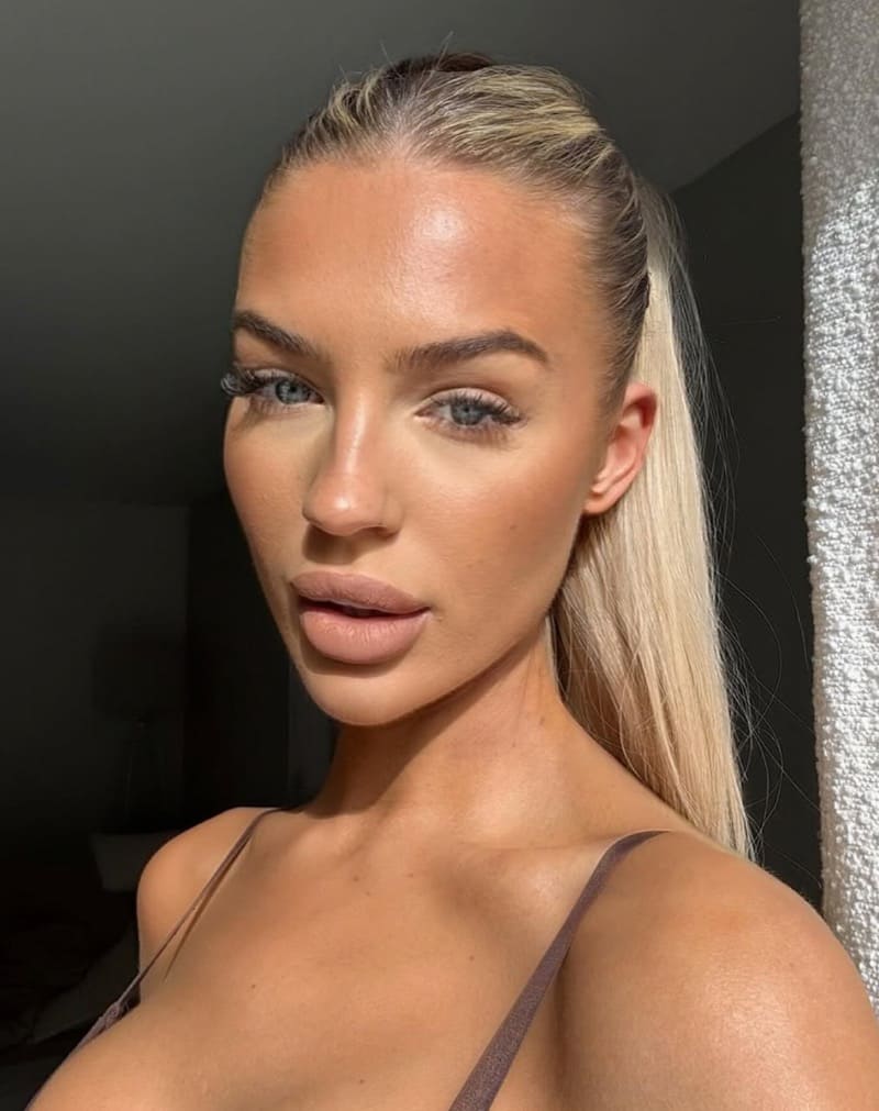 Teagan shows off sexy shoulders