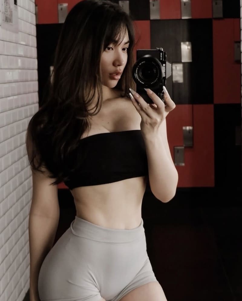 Babe in tight fitness outfit 