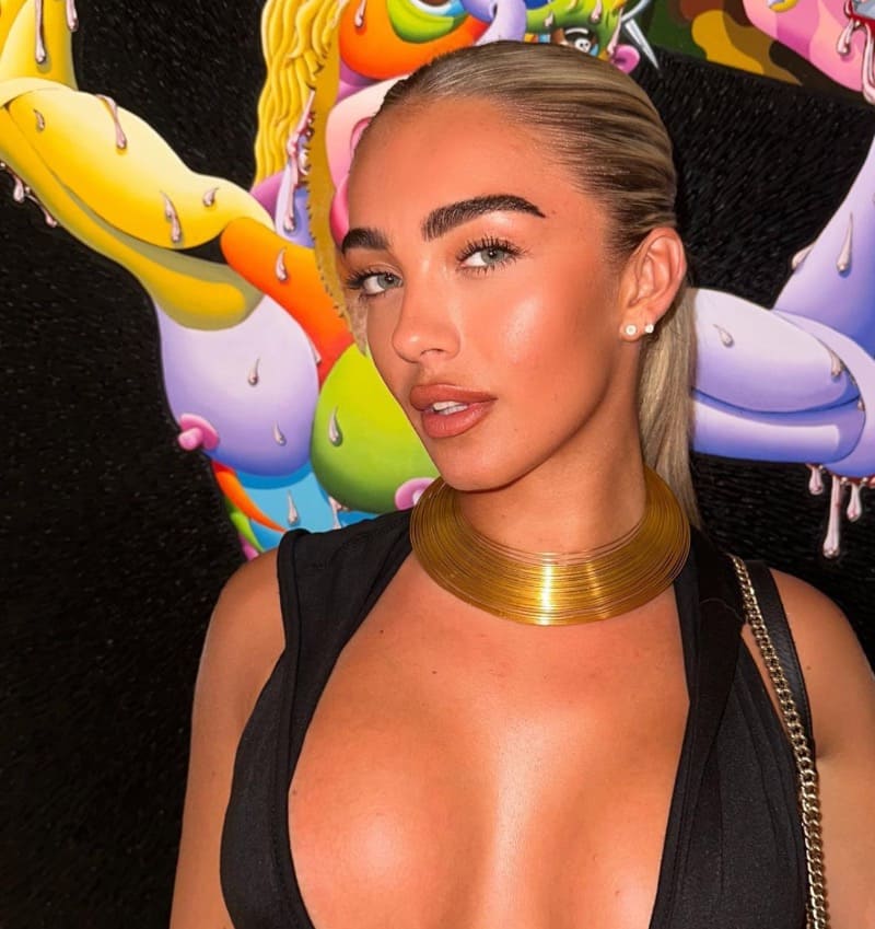 Taylor in sexy outfit in museum