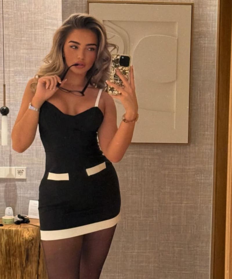 Taylor in sexy dress