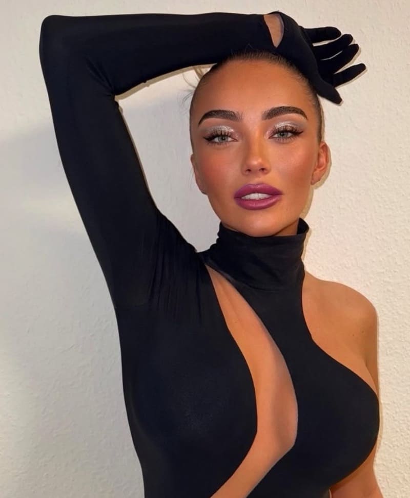 Babe in black tight outfit