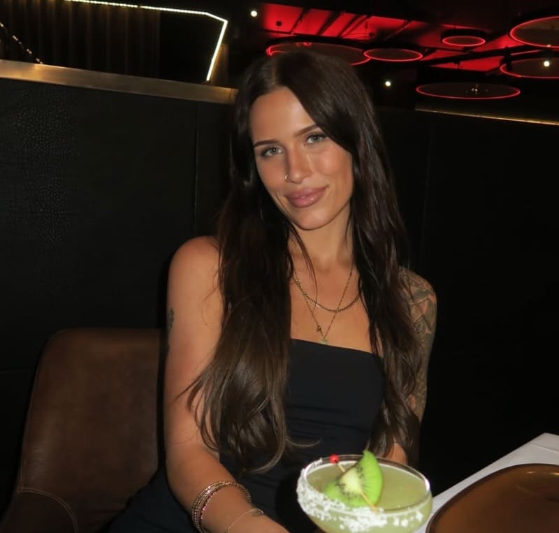 Tara in café