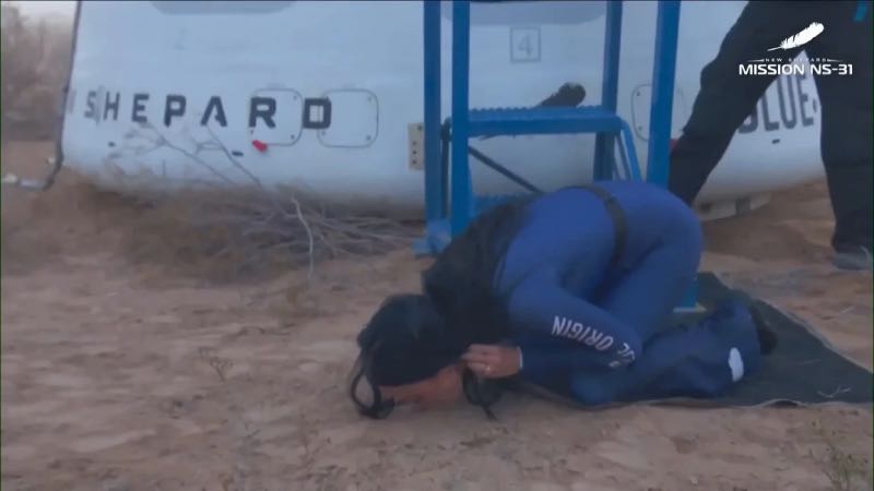 Katy perry kissing floor after Blue Origin mission
