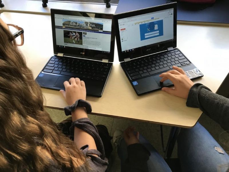 Kids using chromebooks 
