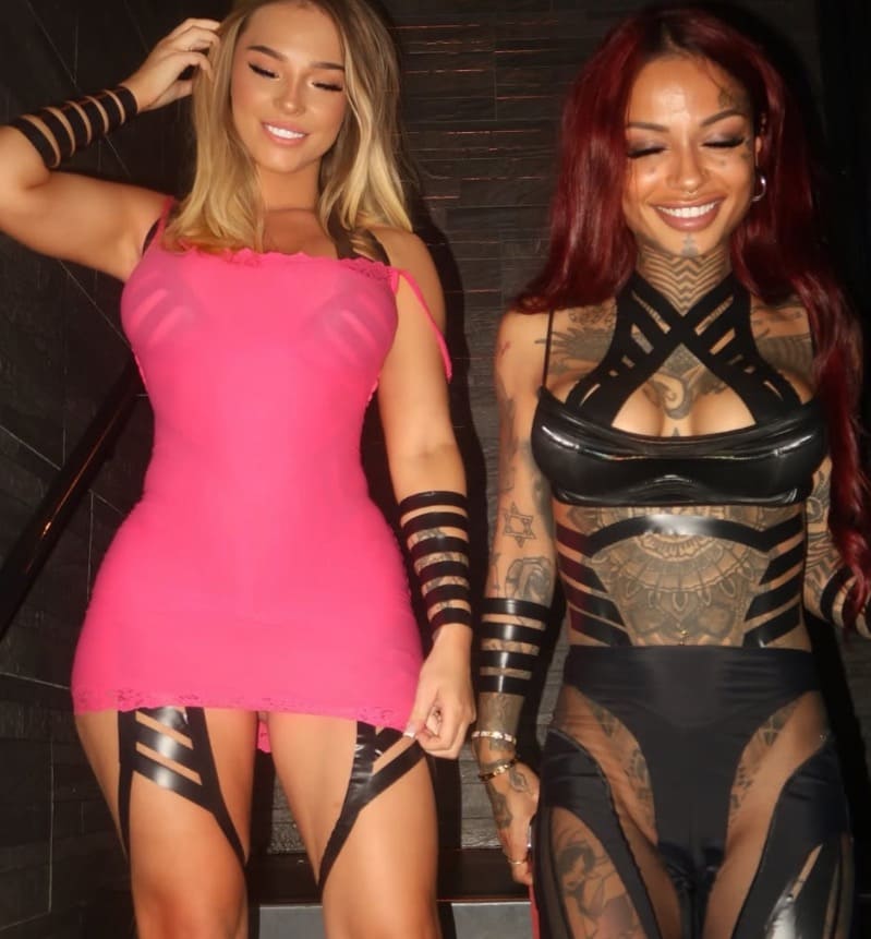 Chloe in sexy roze jurkje