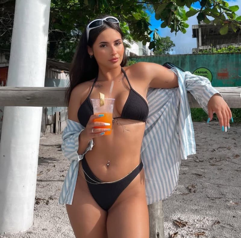 Laura in bikini