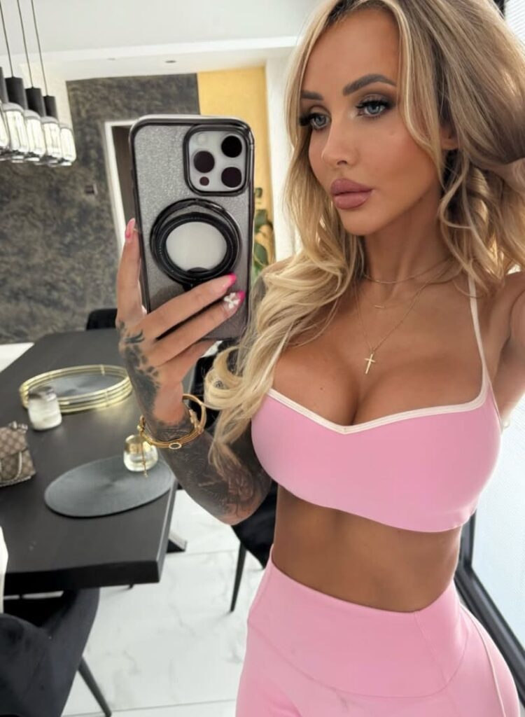 Sexy babe with a big cleavage!