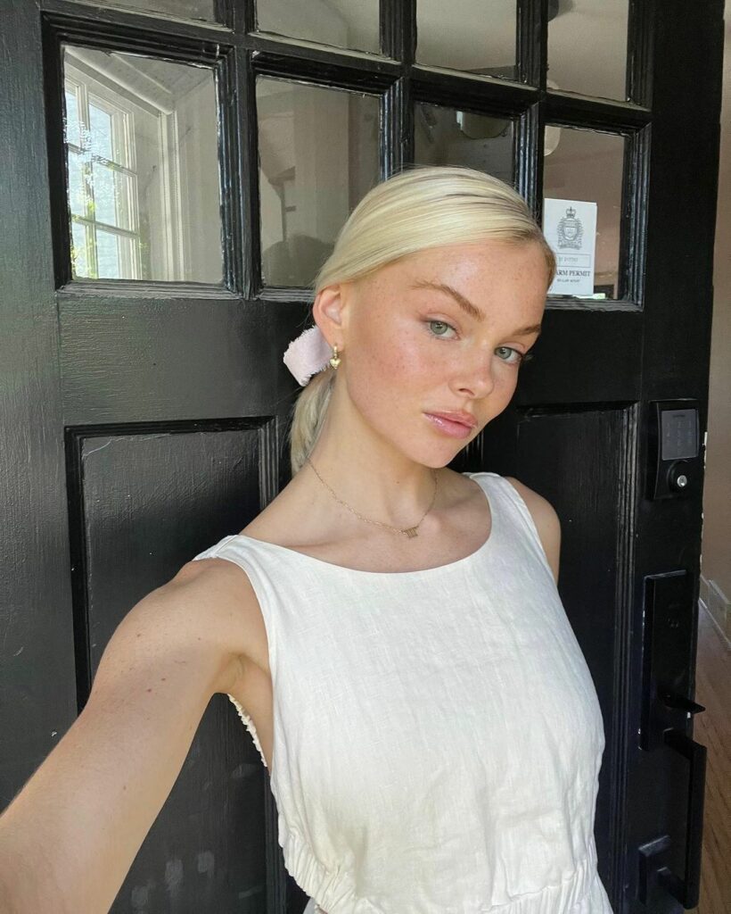 Kendel Kay in deuropening
