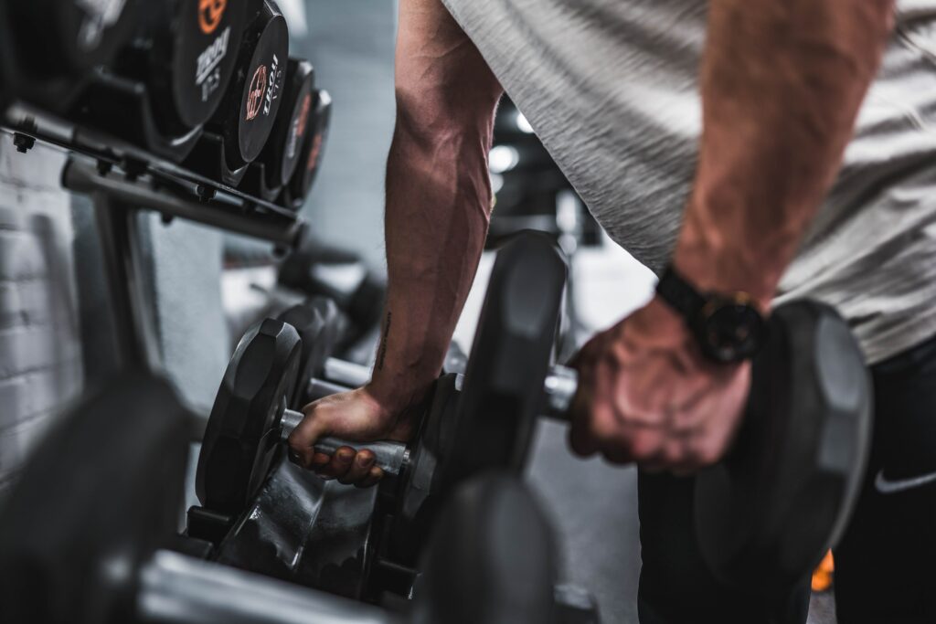 beste workout, man met dumbells