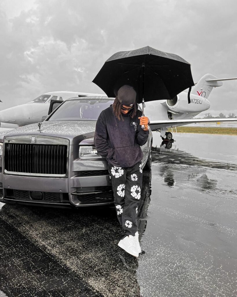 Jordan Welch staat voor Rolls Royce na interviewen vrouwelijke miljonairs