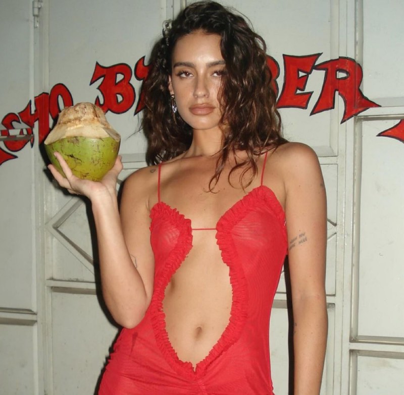 Carla in rode outfit