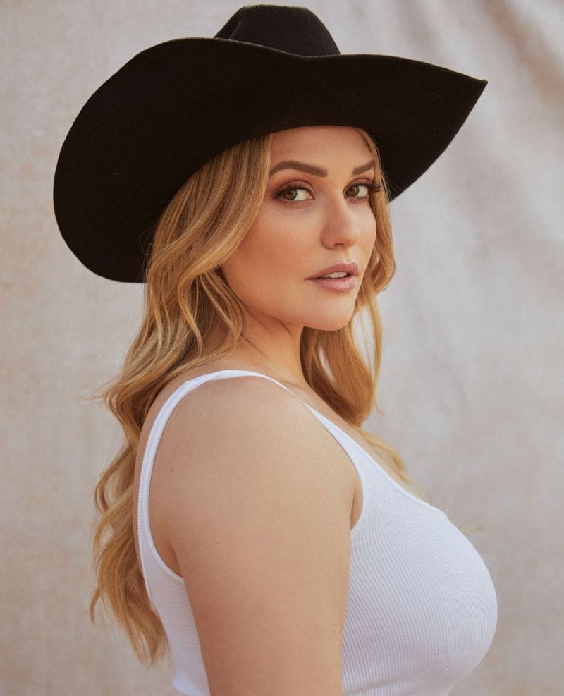 Cowgirl Mia 
