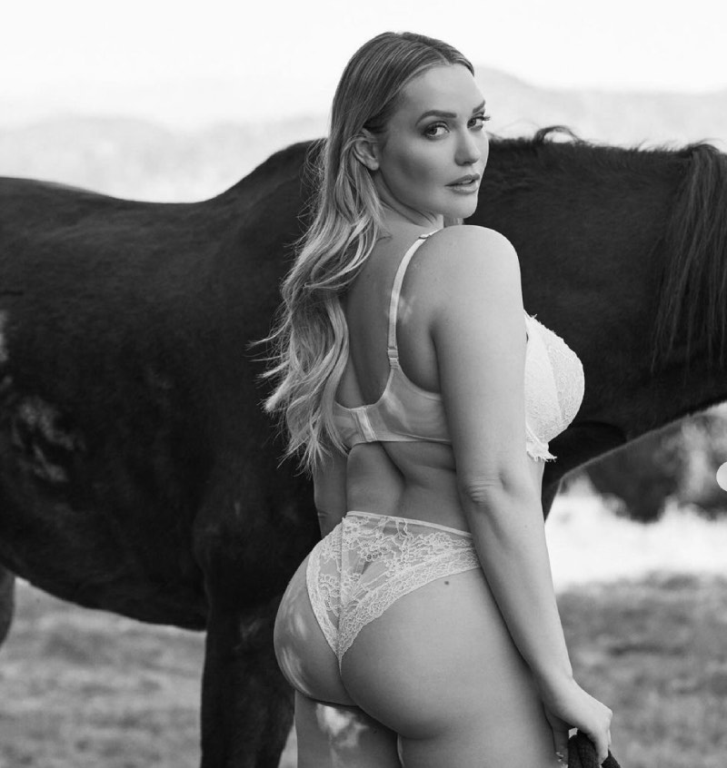 Mia naast een paard 