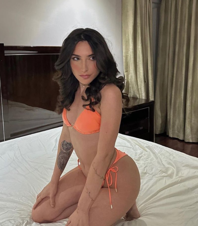 Nadia op bed
