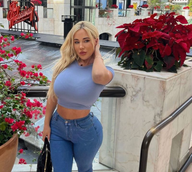 Savannah in jeans