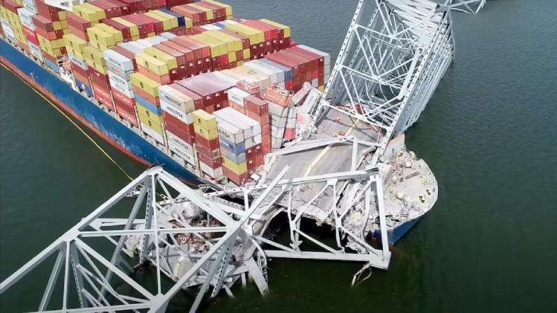 Boot vaart tegen brug in Baltimore