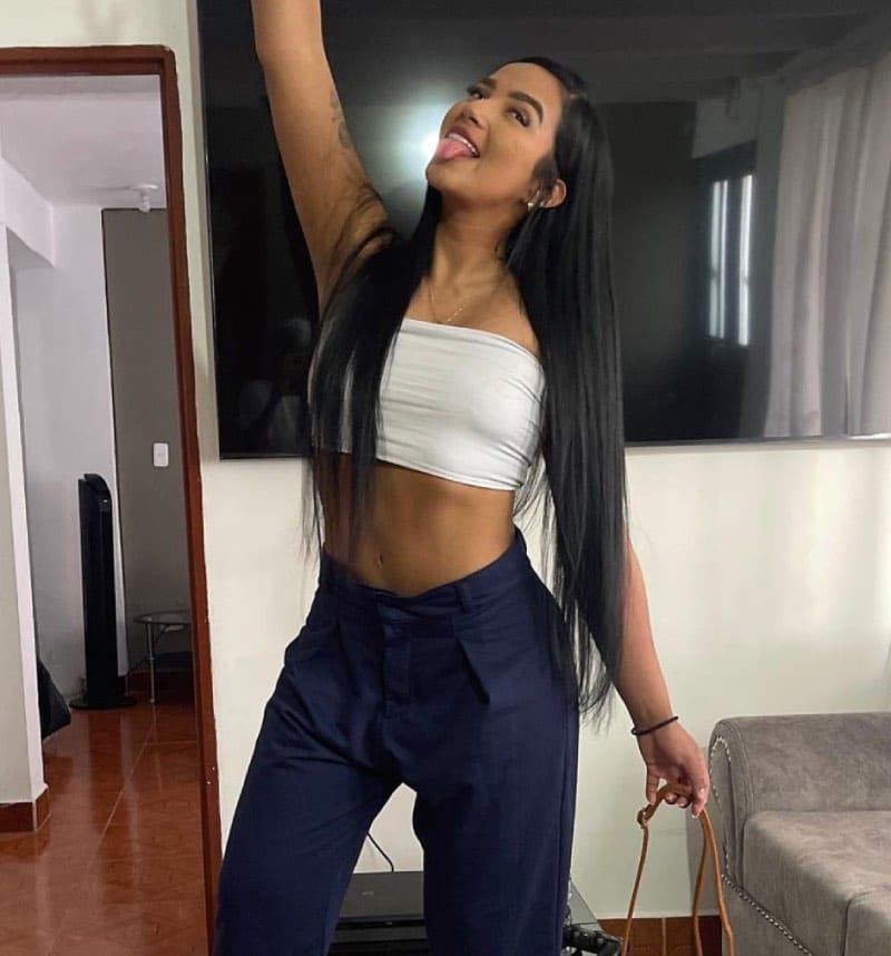 Daniella in wit topje