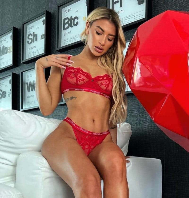 Emily in rood