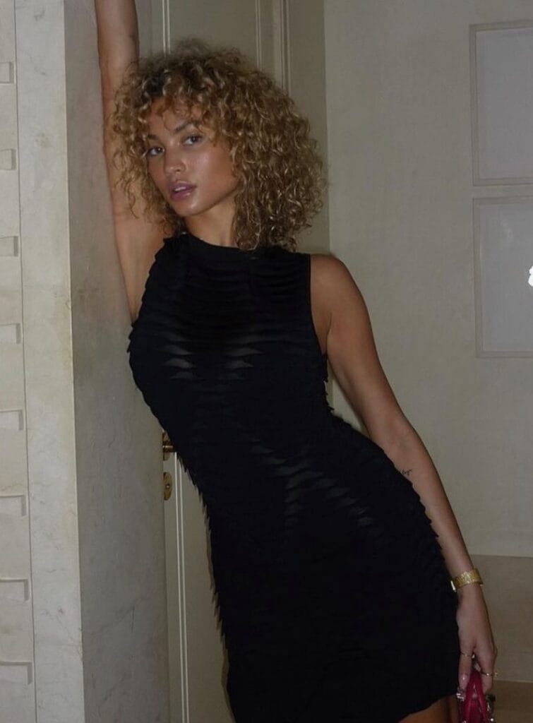 Rose in jurk