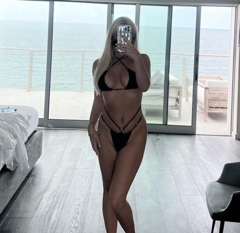 Tana in bikini