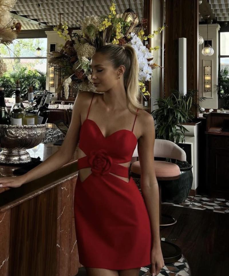 Viktoria in rode jurk