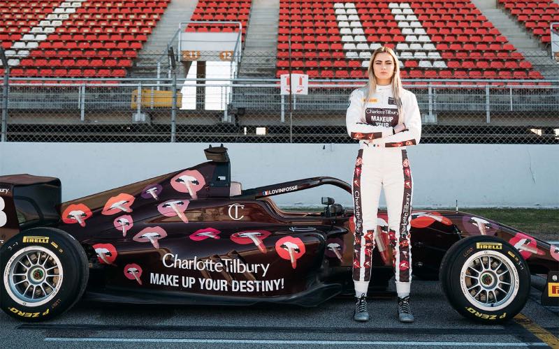 Vrouw in F1 kleren
